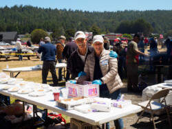 Volunteers serving buns